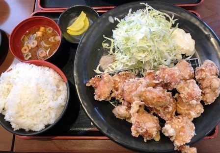 バカ盛り定食が低価格 山盛りからあげ定食が1000円以下で けんちゃん食堂 岐阜県岐阜市 たべりゃあ あそびゃあ ひろくま先生のブログ